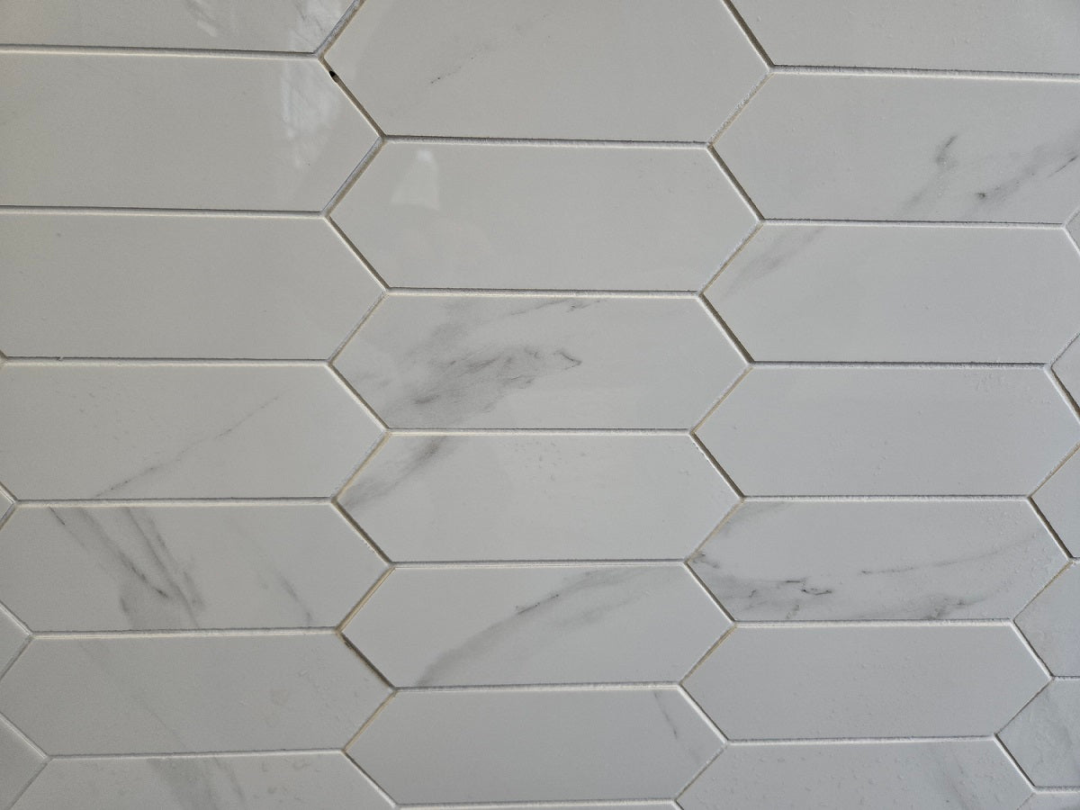 Marmo Julieta polished/matte porcelain tile in a soft white marble style, for floors and walls. In a hexagon mosaic.