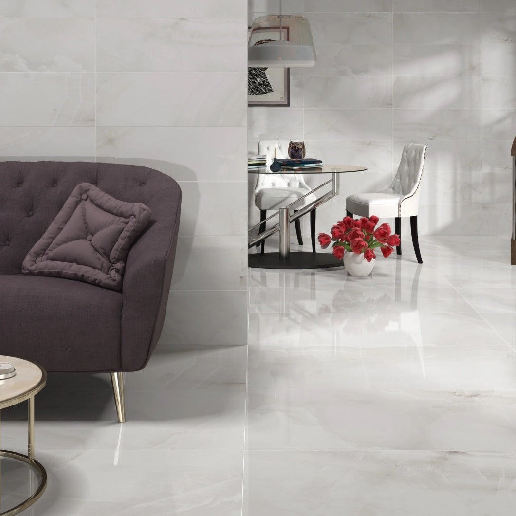 Mirage Cold glossy porcelain tile with a grey onyx design, for floors and walls. Made in Spain, installed in a room.