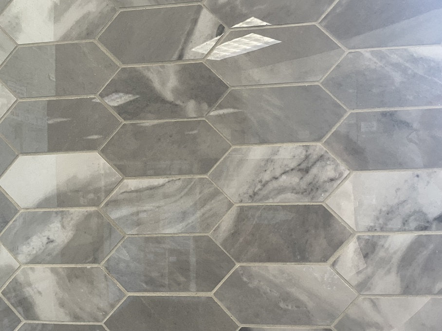 Morocco Ash Grey porcelain mosaic with a grey marble style, for floors and walls. In an elongated hexagon shape.