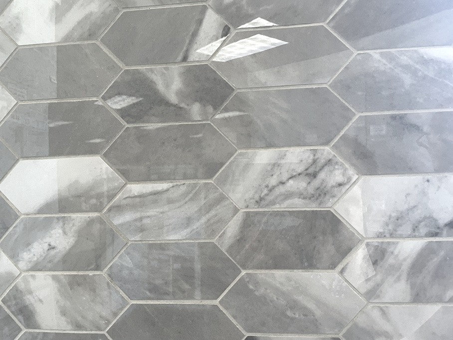 Morocco Ash Grey porcelain mosaic with a grey marble style, for floors and walls. In an elongated hexagon shape.