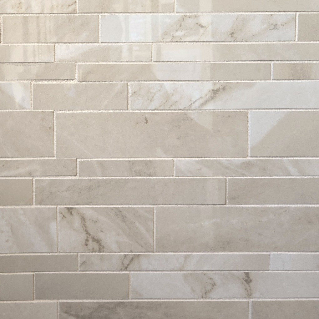 Morocco Fawn Beige porcelain mosaic with a beige marble style, for floors and walls. In a random strip shape.