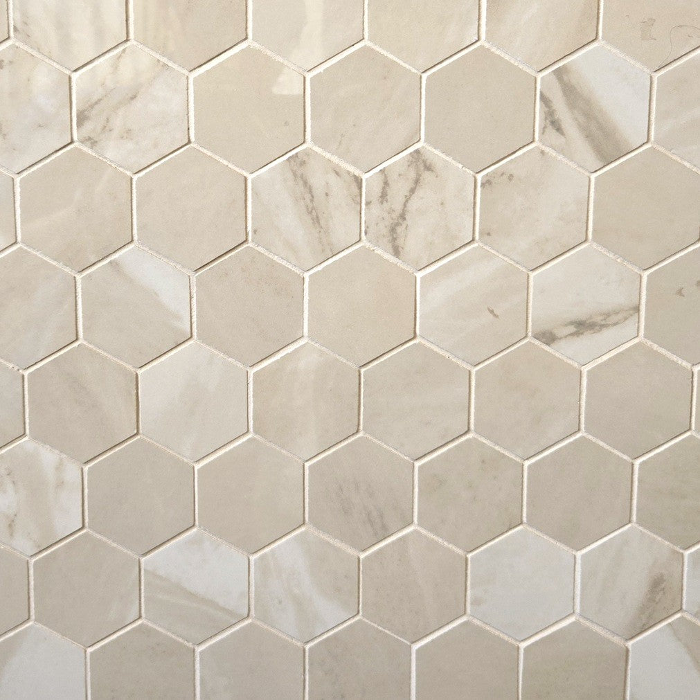 Morocco Fawn Beige porcelain mosaic with a beige marble style, for floors and walls. In a small hexagon shape.