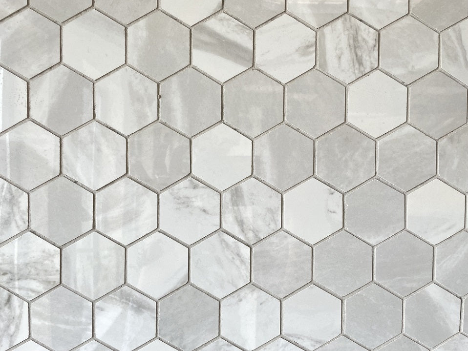 Morocco Pearl Grey porcelain mosaic with a light grey marble style, for floors and walls. In a small hexagon shape.