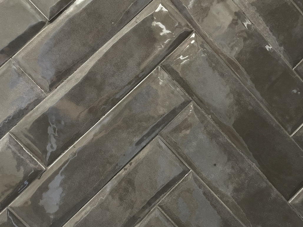 Sokar Antracite glossy ceramic subway tile with a dark grey solid colour, for walls. Made in Spain, in a 3x12" size.