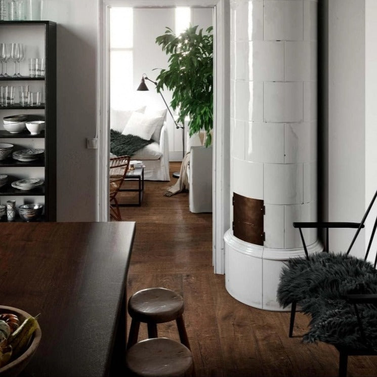 Vero Castagno matte porcelain tile with a brown wood design, for floors and walls. Made in Italy, installed in a room.