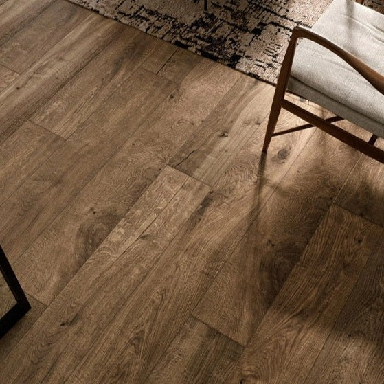 Vero Rovere matte porcelain tile with a beige wood design, for floors and walls. Made in Italy, installed in a room.