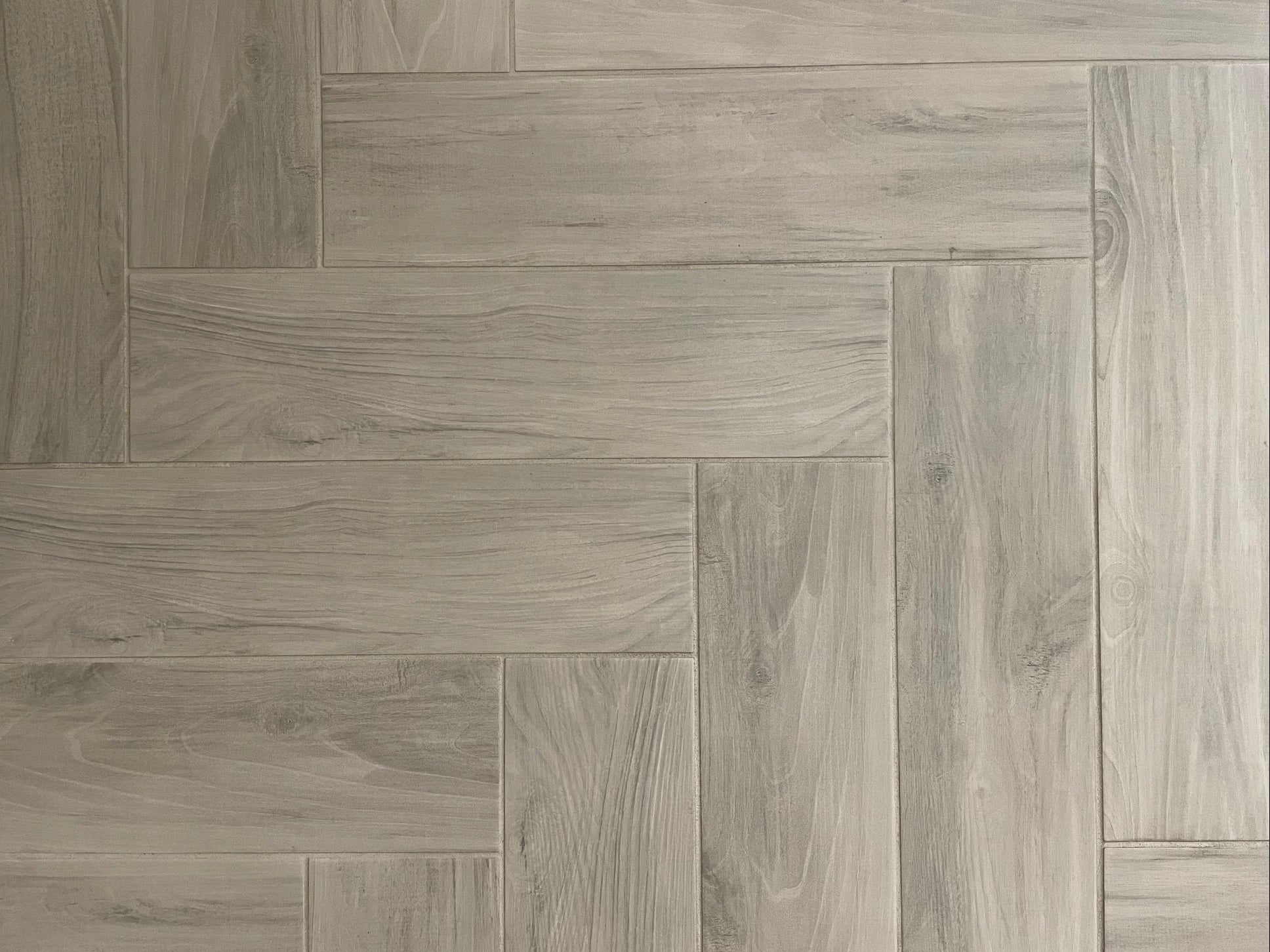 Bark Grigio matte porcelain tile with a grey wood design, for floors and walls. Made in Italy, installed in a room.