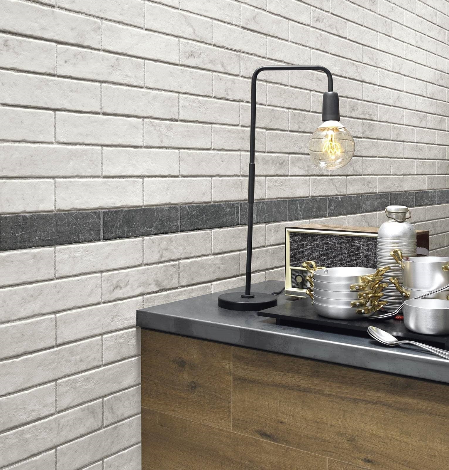 Bistrot porcelain tile with a marble design, for floors and walls. Made in Italy, installed on a backsplash.